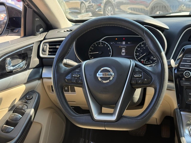 Nissan Maxima Vehicle Full-screen Gallery Image 14