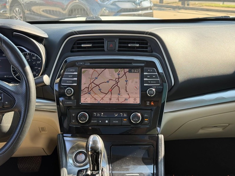 Nissan Maxima Vehicle Full-screen Gallery Image 15