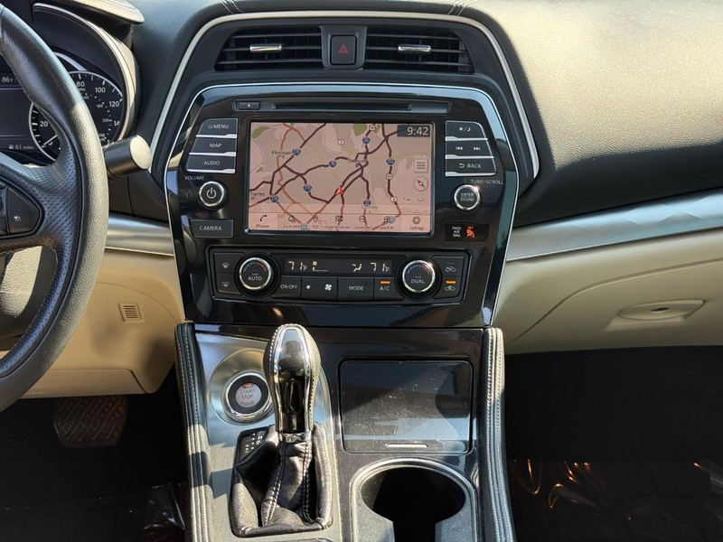 Nissan Maxima Vehicle Full-screen Gallery Image 16