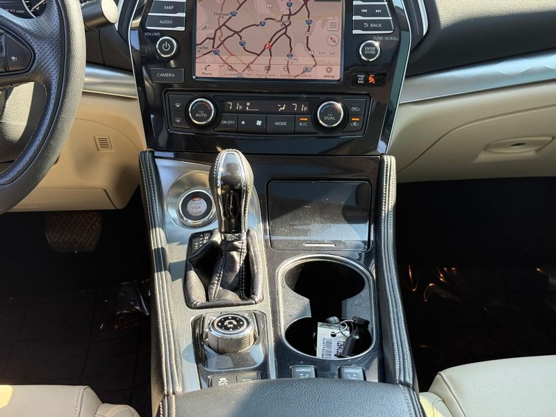 Nissan Maxima Vehicle Full-screen Gallery Image 17