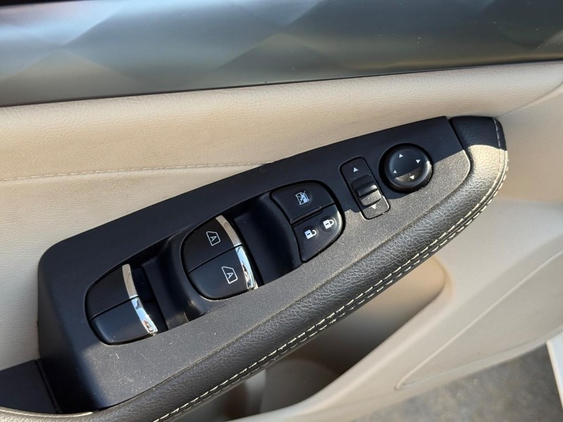Nissan Maxima Vehicle Full-screen Gallery Image 19
