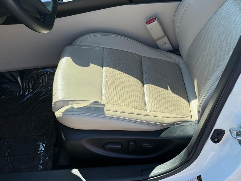 Nissan Maxima Vehicle Full-screen Gallery Image 20