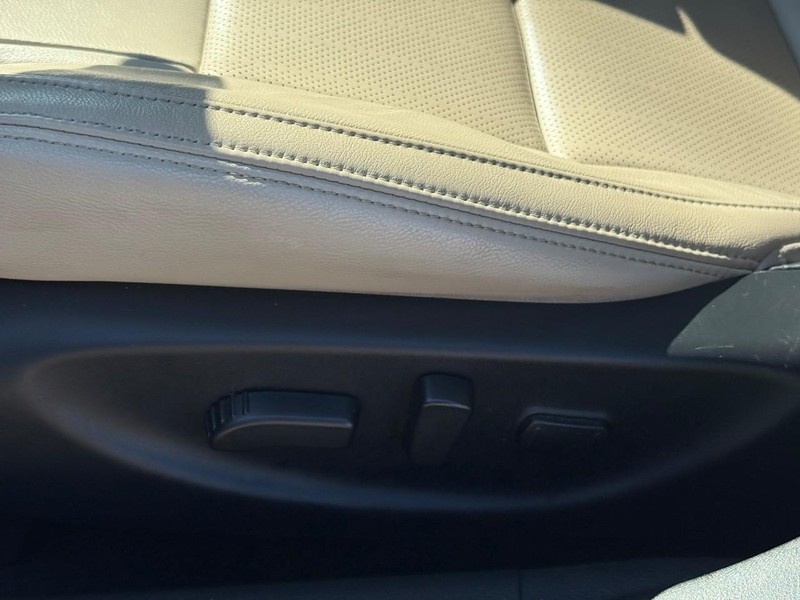 Nissan Maxima Vehicle Full-screen Gallery Image 21