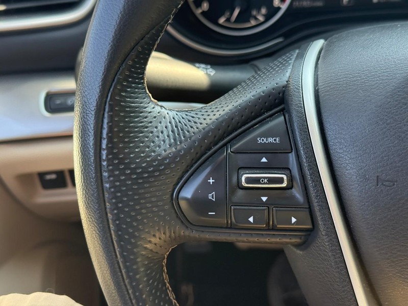 Nissan Maxima Vehicle Full-screen Gallery Image 22