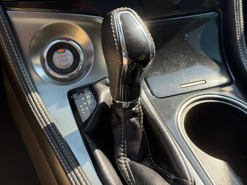 Nissan Maxima Vehicle Full-screen Gallery Image 24