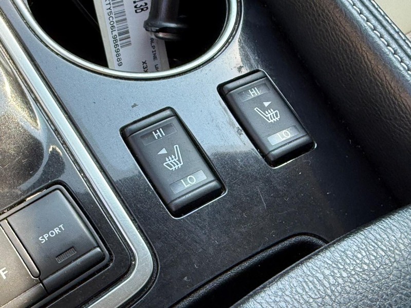 Nissan Maxima Vehicle Full-screen Gallery Image 25