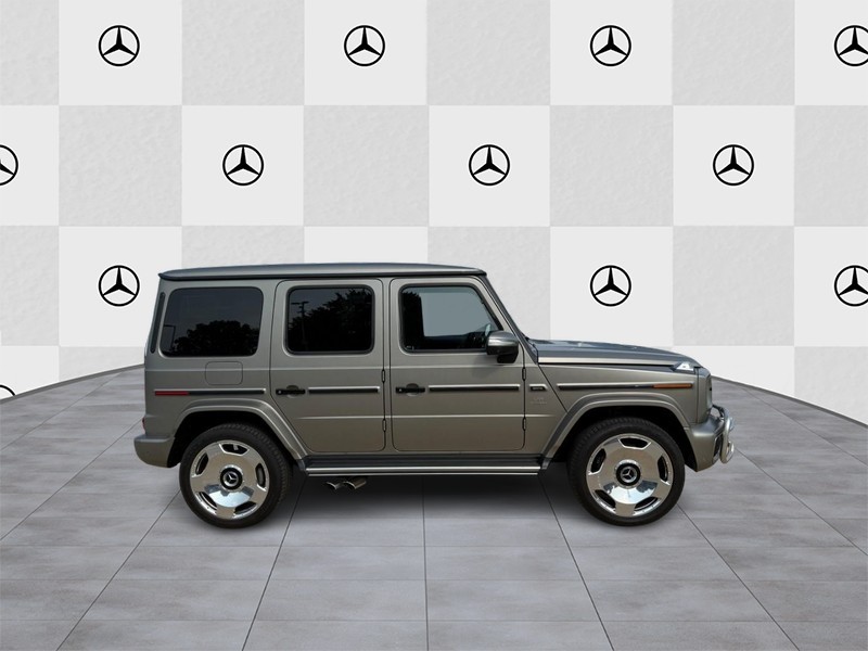 Mercedes-Benz G-Class Vehicle Full-screen Gallery Image 2