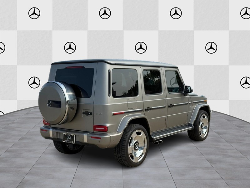Mercedes-Benz G-Class Vehicle Full-screen Gallery Image 3