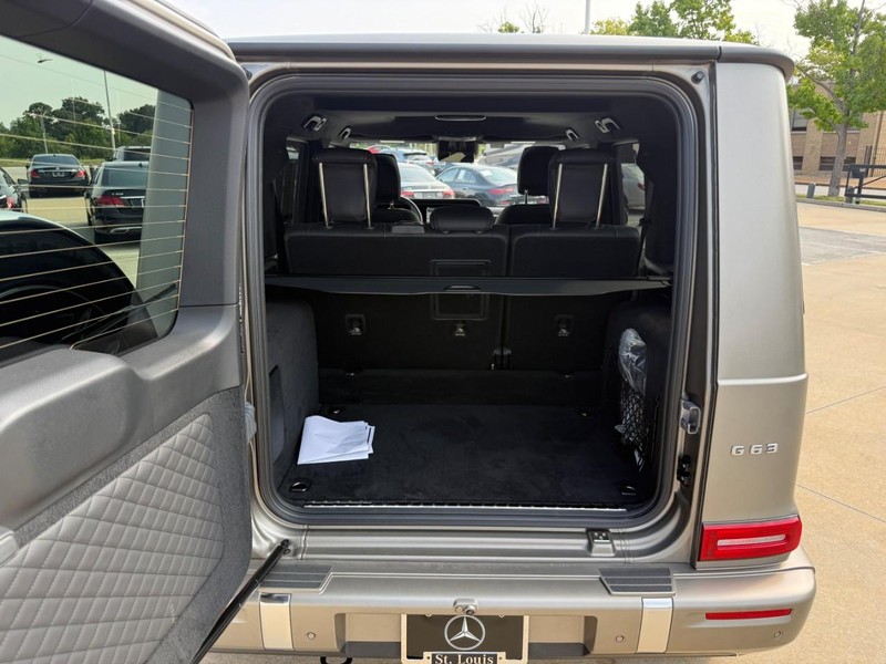 Mercedes-Benz G-Class Vehicle Full-screen Gallery Image 8