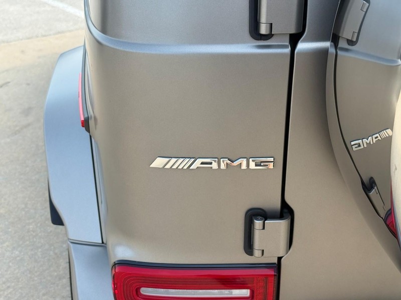 Mercedes-Benz G-Class Vehicle Full-screen Gallery Image 10