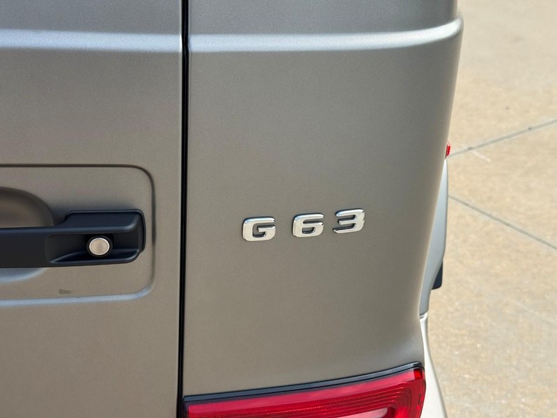 Mercedes-Benz G-Class Vehicle Full-screen Gallery Image 11