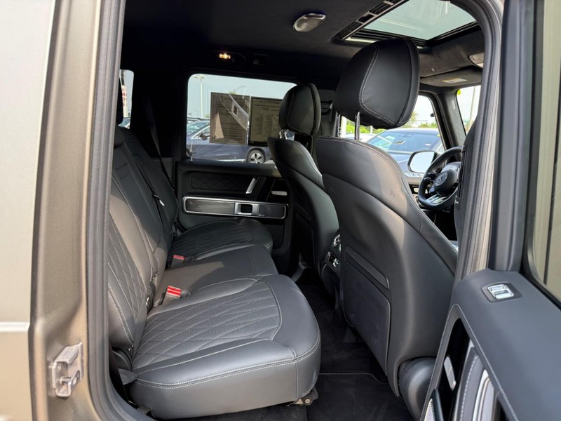 Mercedes-Benz G-Class Vehicle Full-screen Gallery Image 12