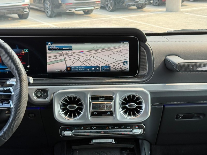 Mercedes-Benz G-Class Vehicle Full-screen Gallery Image 15