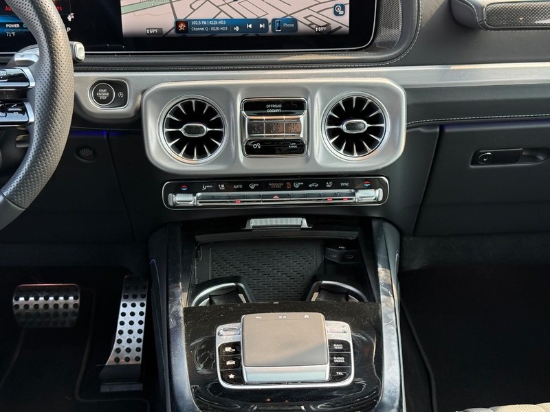 Mercedes-Benz G-Class Vehicle Full-screen Gallery Image 16
