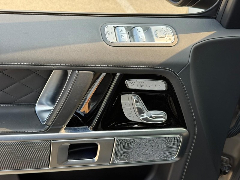 Mercedes-Benz G-Class Vehicle Full-screen Gallery Image 17