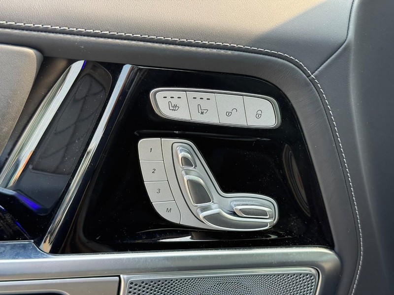 Mercedes-Benz G-Class Vehicle Full-screen Gallery Image 18