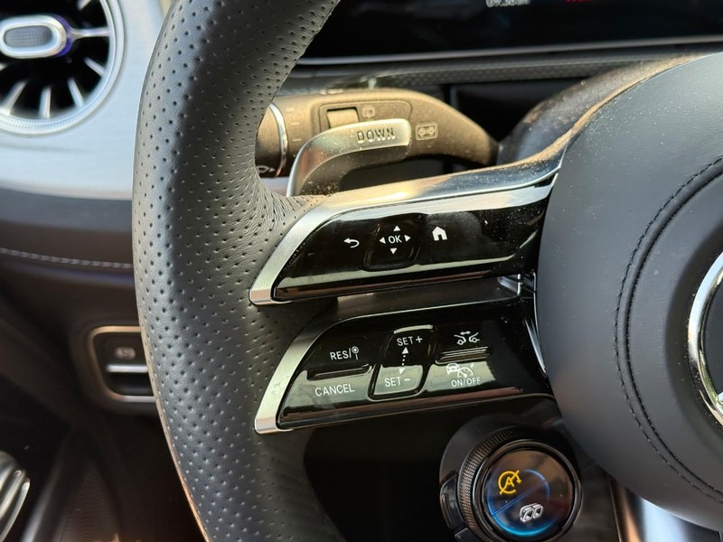 Mercedes-Benz G-Class Vehicle Full-screen Gallery Image 20