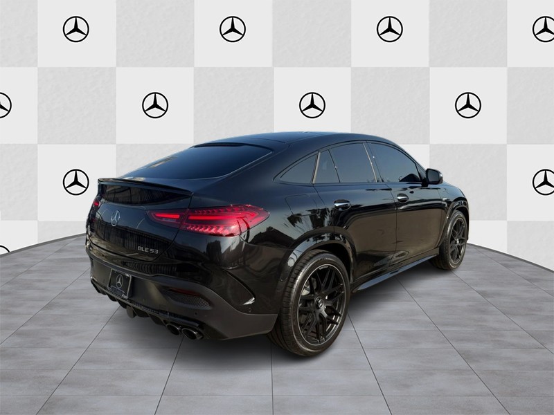 Mercedes-Benz GLE Vehicle Full-screen Gallery Image 3