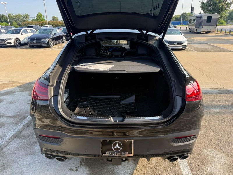 Mercedes-Benz GLE Vehicle Full-screen Gallery Image 8