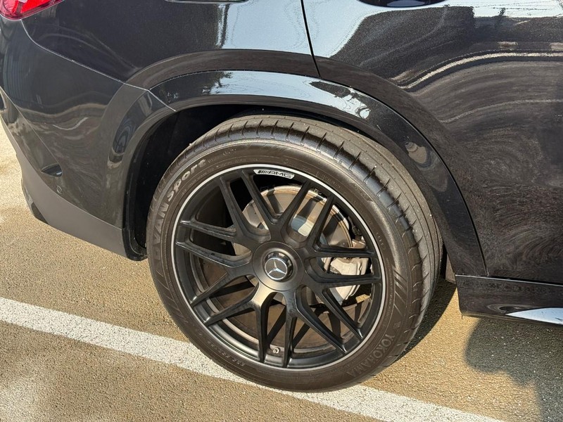 Mercedes-Benz GLE Vehicle Full-screen Gallery Image 9