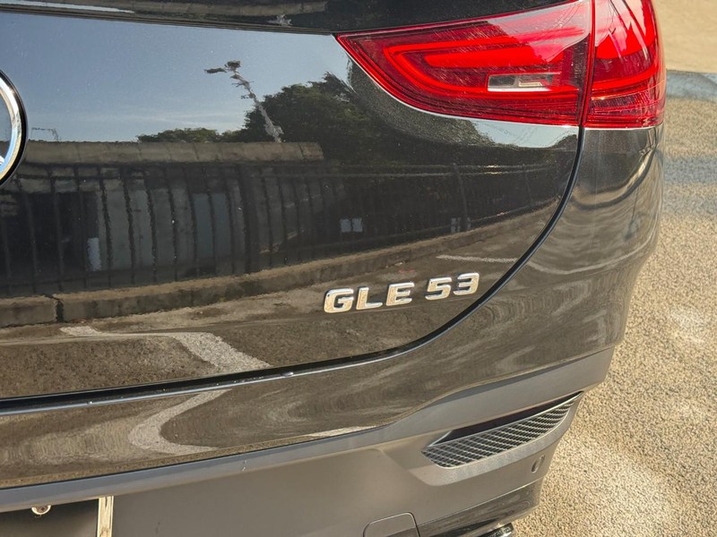 Mercedes-Benz GLE Vehicle Full-screen Gallery Image 11
