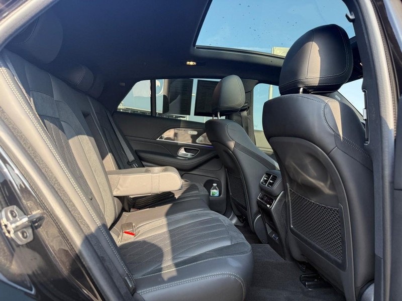 Mercedes-Benz GLE Vehicle Full-screen Gallery Image 12