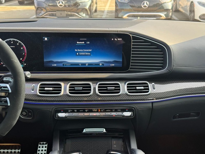 Mercedes-Benz GLE Vehicle Full-screen Gallery Image 15