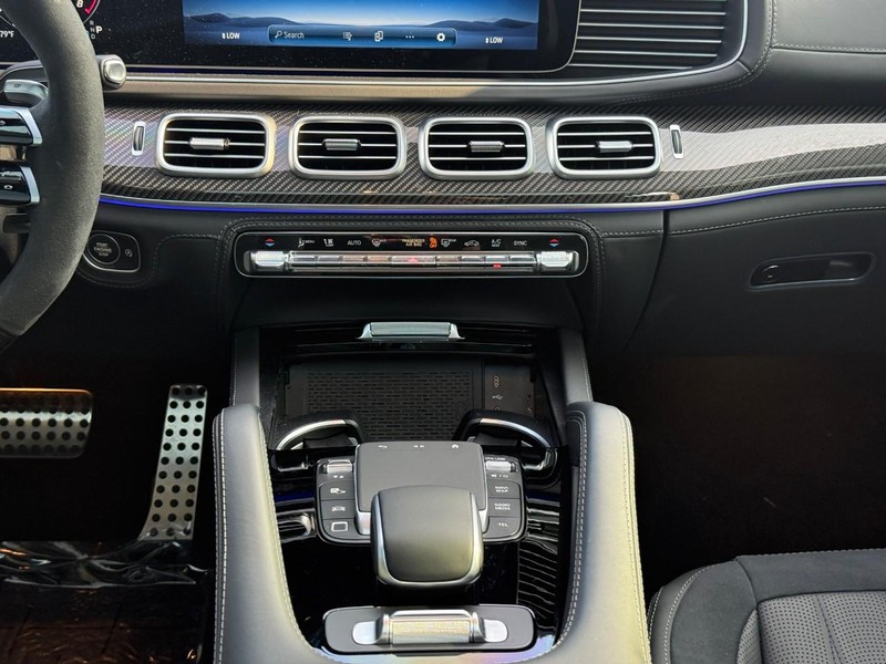 Mercedes-Benz GLE Vehicle Full-screen Gallery Image 16