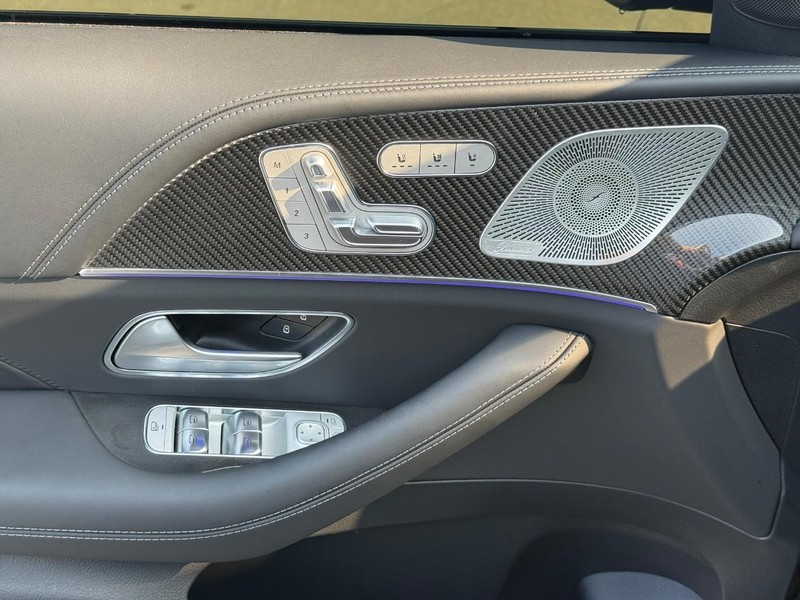Mercedes-Benz GLE Vehicle Full-screen Gallery Image 17
