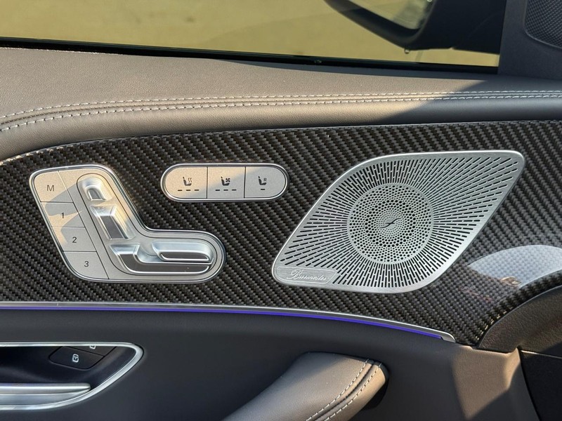Mercedes-Benz GLE Vehicle Full-screen Gallery Image 18