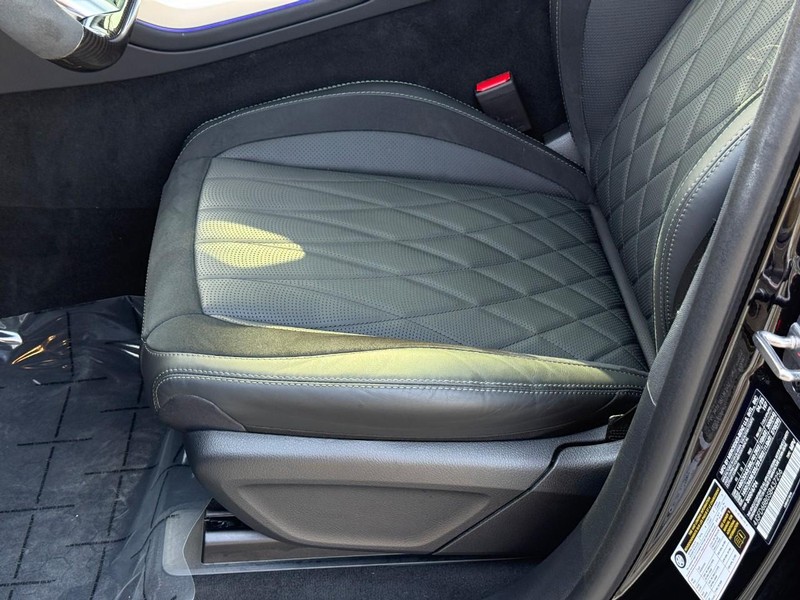 Mercedes-Benz GLE Vehicle Full-screen Gallery Image 19