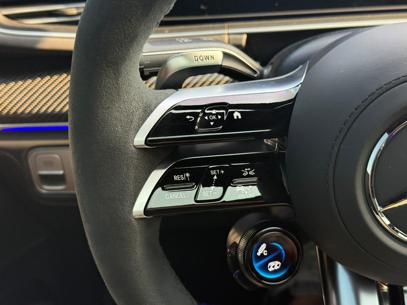Mercedes-Benz GLE Vehicle Full-screen Gallery Image 20
