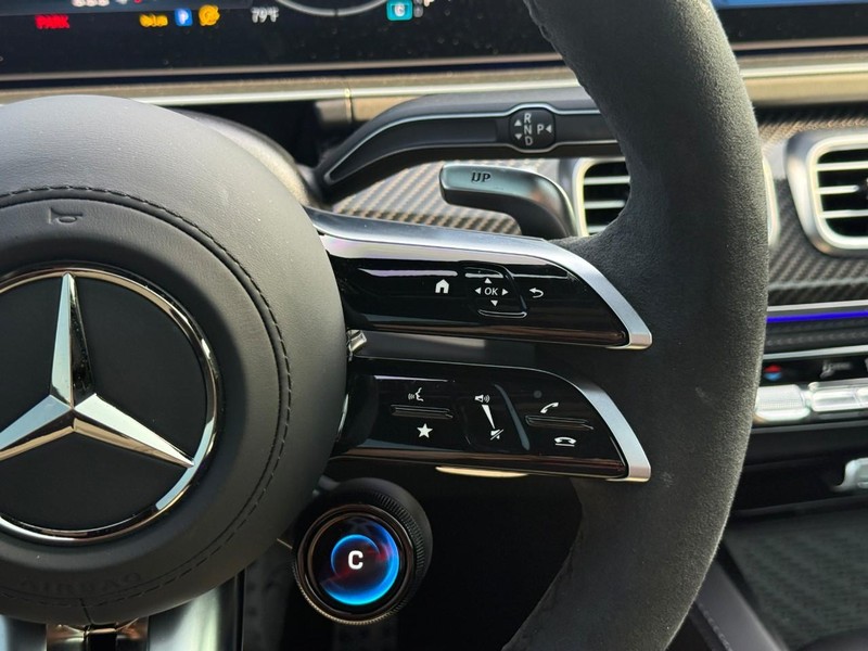 Mercedes-Benz GLE Vehicle Full-screen Gallery Image 21