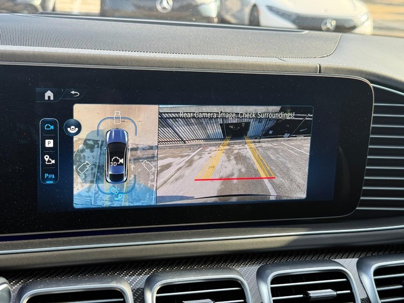 Mercedes-Benz GLE Vehicle Full-screen Gallery Image 23