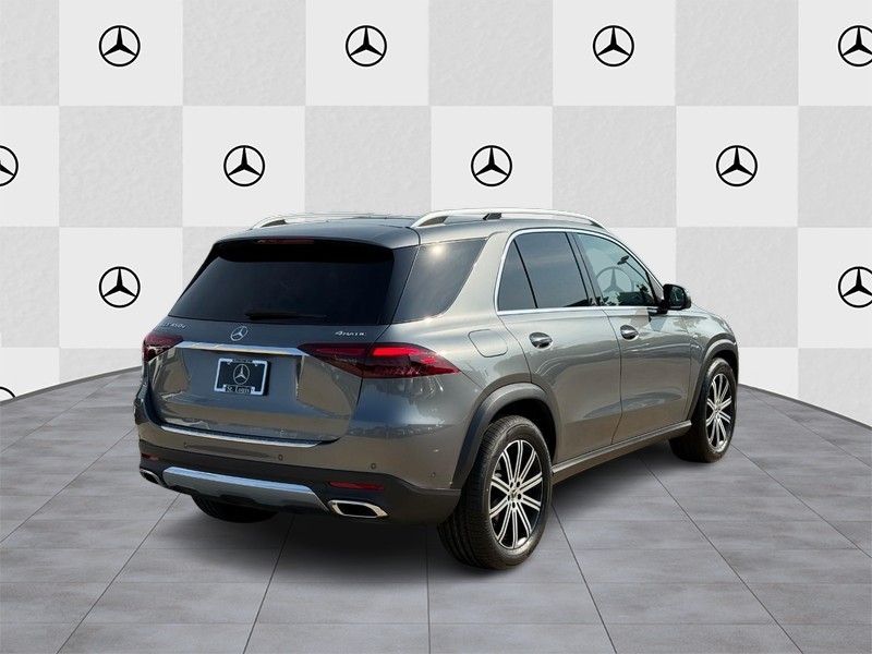 Mercedes-Benz GLE Vehicle Full-screen Gallery Image 3