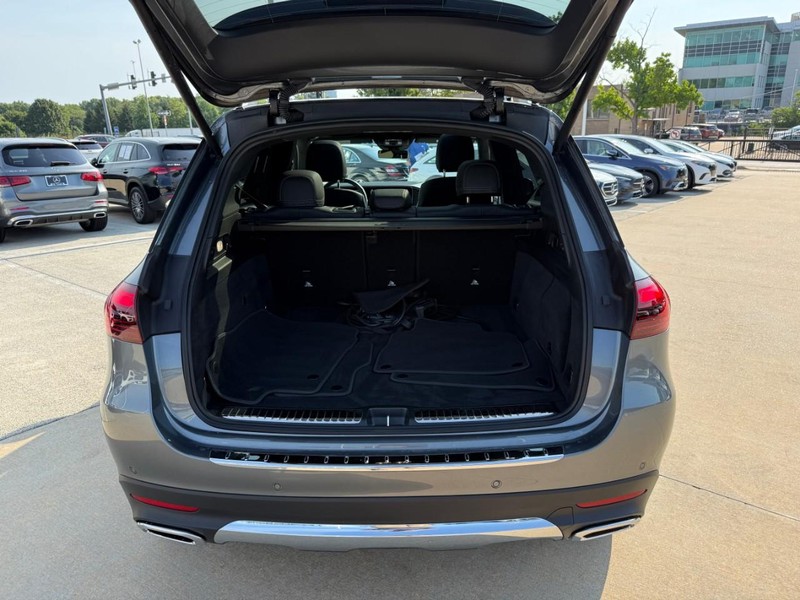 Mercedes-Benz GLE Vehicle Full-screen Gallery Image 8