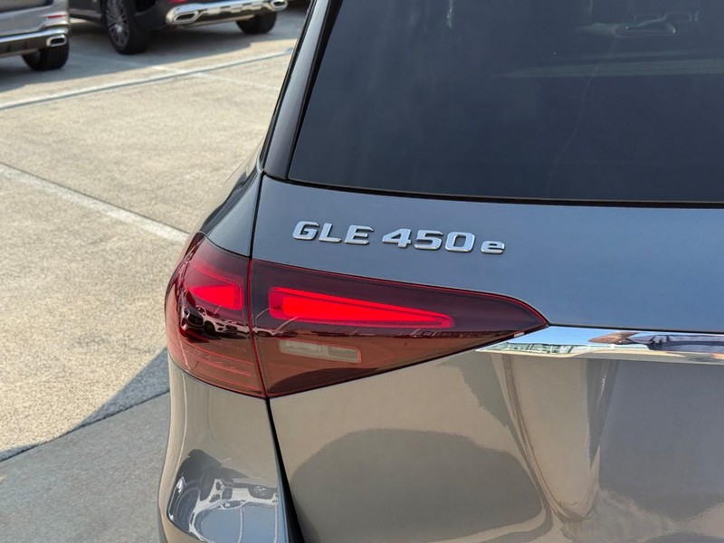 Mercedes-Benz GLE Vehicle Full-screen Gallery Image 10