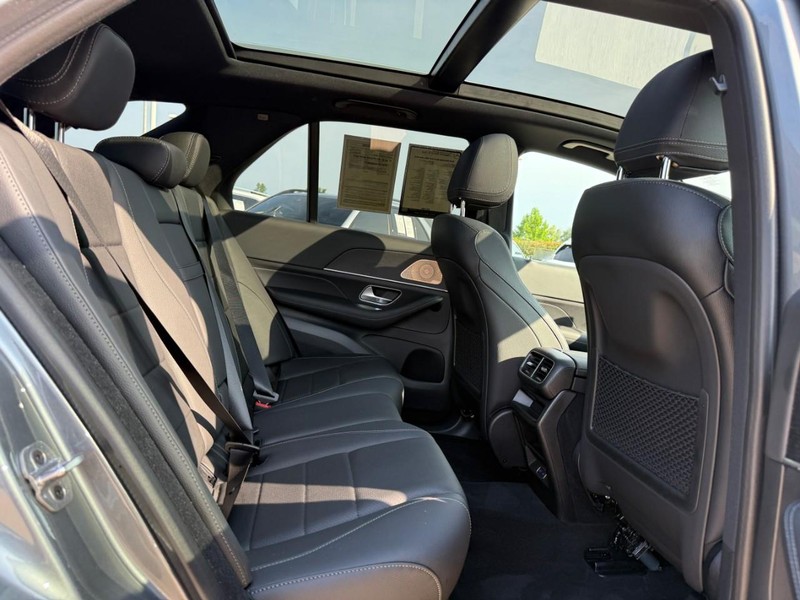 Mercedes-Benz GLE Vehicle Full-screen Gallery Image 12