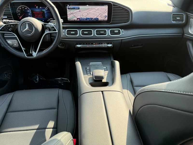 Mercedes-Benz GLE Vehicle Full-screen Gallery Image 13
