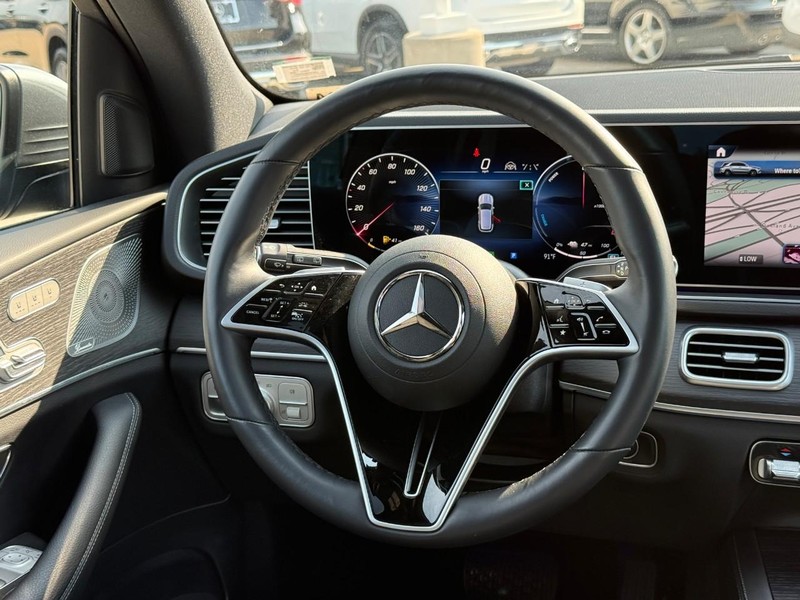 Mercedes-Benz GLE Vehicle Full-screen Gallery Image 14