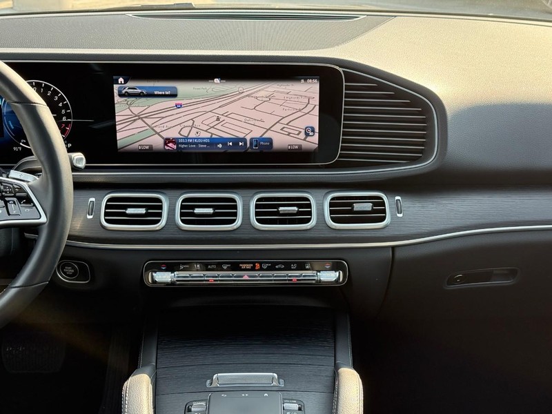 Mercedes-Benz GLE Vehicle Full-screen Gallery Image 15
