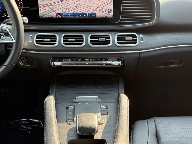Mercedes-Benz GLE Vehicle Full-screen Gallery Image 16