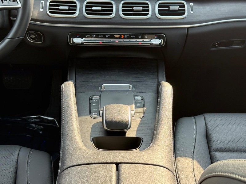 Mercedes-Benz GLE Vehicle Full-screen Gallery Image 17