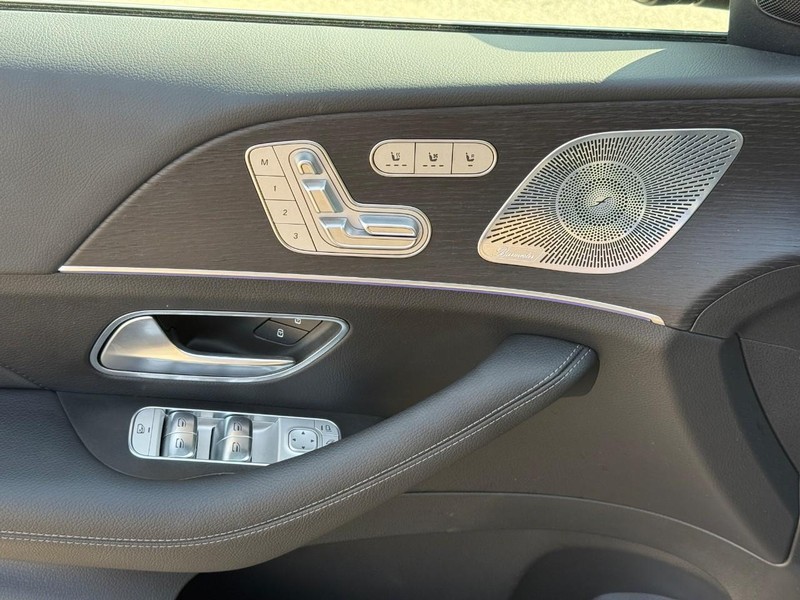 Mercedes-Benz GLE Vehicle Full-screen Gallery Image 18