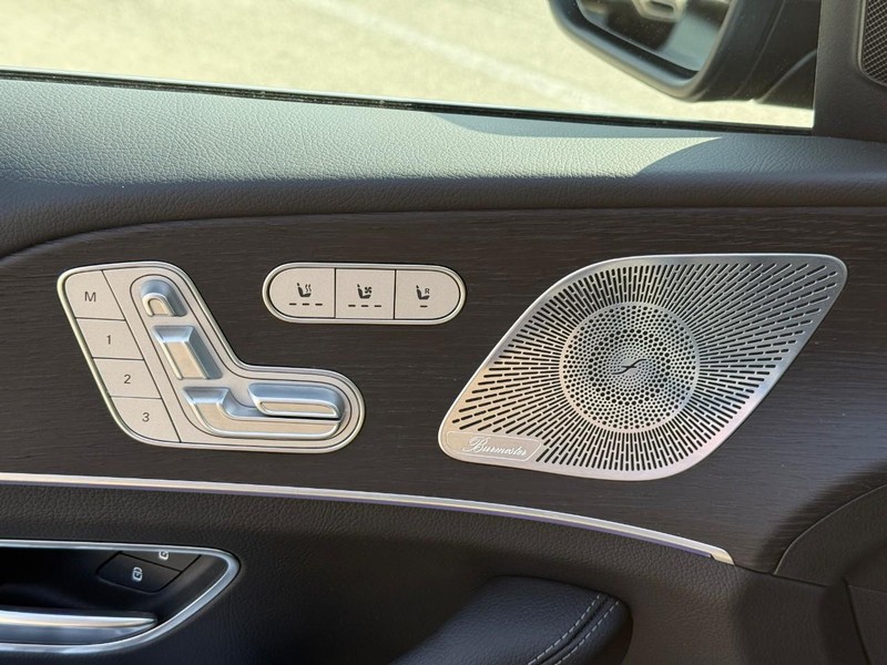 Mercedes-Benz GLE Vehicle Full-screen Gallery Image 19
