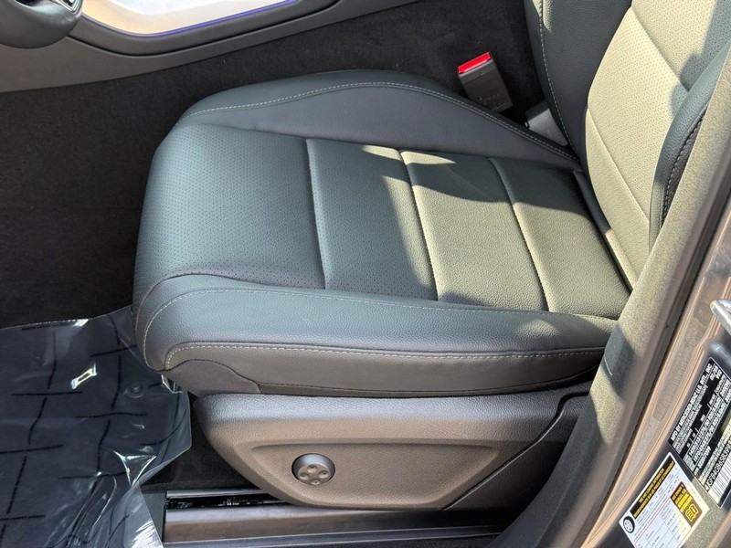 Mercedes-Benz GLE Vehicle Full-screen Gallery Image 20