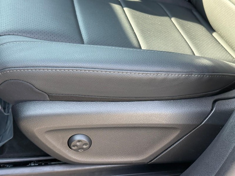 Mercedes-Benz GLE Vehicle Full-screen Gallery Image 21