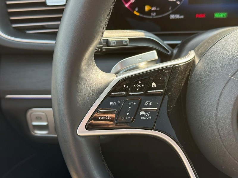 Mercedes-Benz GLE Vehicle Full-screen Gallery Image 22