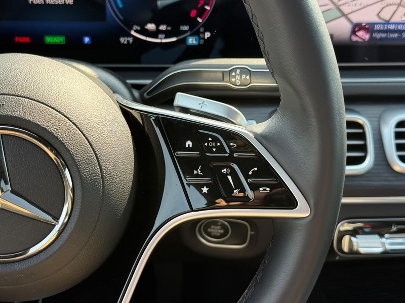Mercedes-Benz GLE Vehicle Full-screen Gallery Image 23