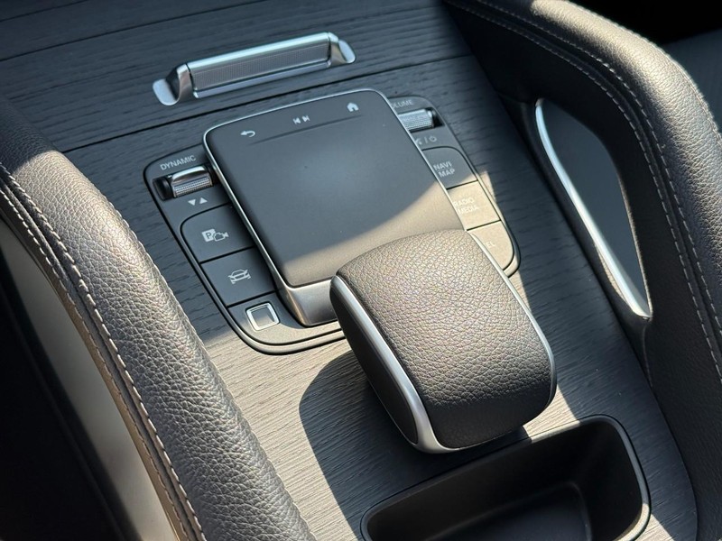 Mercedes-Benz GLE Vehicle Full-screen Gallery Image 24